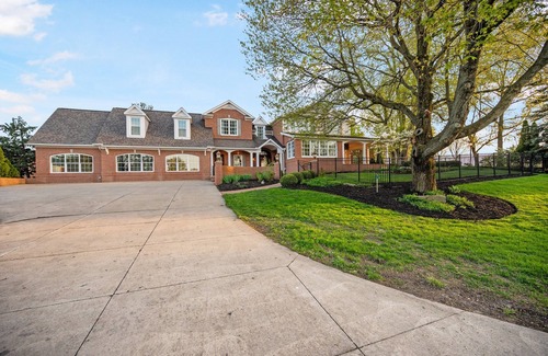 Uniontown Haus | The Manor at Olde Stone Acres. Sleeps 35. Game House. Pond.