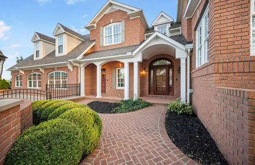 Uniontown Haus | The Manor at Olde Stone Acres. Sleeps 35. Game House. Pond.