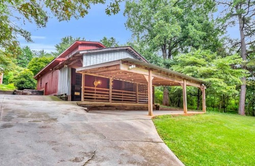 Flowery Branch Haus | The Manor House