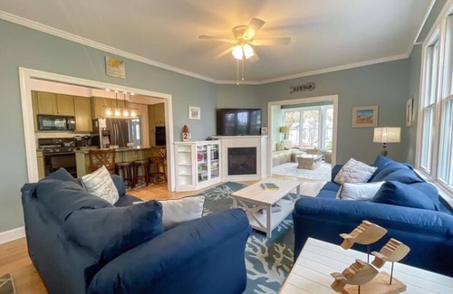 Village Green Haus | The Marlin House, 6 bedrooms 4 full baths sleeps 16 & pet friendly