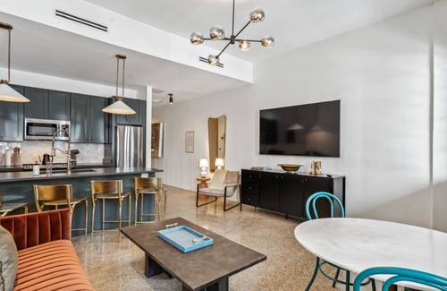 Central Business District Hotel | The Mary Beth - 4BR + Art Gallery