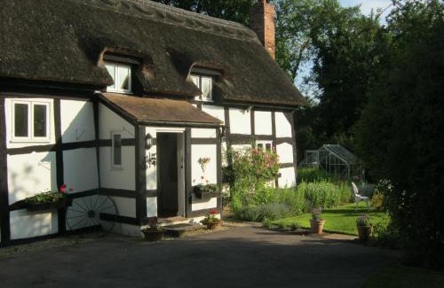 Moreton Bed & Breakfast | THE MOATS - CODDINGTON A small private thatched cottage B&B located in quiet countryside between Ledbury and Malvern - convenient for the Malvern Three Counties Showground and 5 miles from excellent shops restaurants and Ledbury Poetry Festival