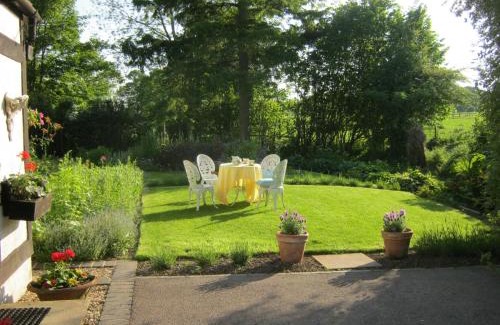 Moreton Bed & Breakfast | THE MOATS - CODDINGTON A small private thatched cottage B&B located in quiet countryside between Ledbury and Malvern - convenient for the Malvern Three Counties Showground and 5 miles from excellent shops restaurants and Ledbury Poetry Festival