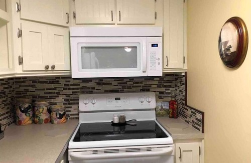 Williamston Haus | The Model T Suite at Snooze and Cruise Apartments