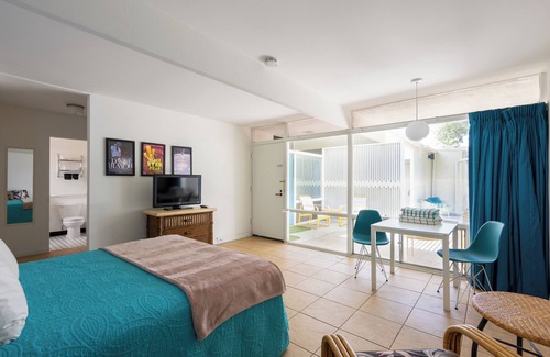 Desert Park Estates Hotel | The Monkey Tree by AvantStay – Mid-Century Modern Oasis with Pool