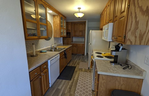 Moorhead Haus | The Moorhead Place. Dog friendly, warm home near colleges and medical centers