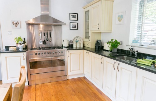 Menai Bridge Hütte | The Moorings - a sea view that sleeps 4 guests in 2 bedrooms