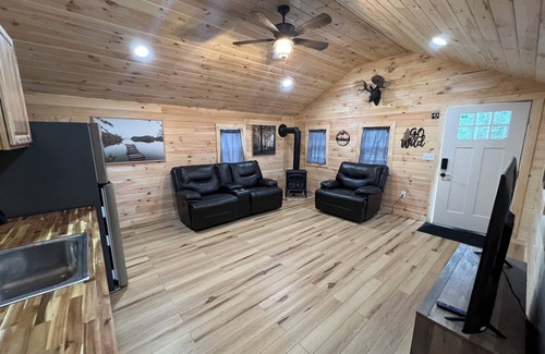 Baileyville Kabine | The Moose Cabin, cozy cabin right on the Atv and snowmobile trail access road.