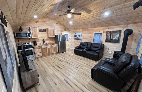 Baileyville Kabine | The Moose Cabin, cozy cabin right on the Atv and snowmobile trail access road.