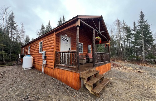 Baileyville Kabine | The Moose Cabin, cozy cabin right on the Atv and snowmobile trail access road.