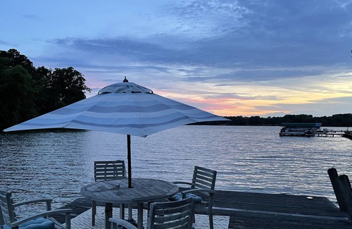 Lake Oconee Haus | The Navigators Club: Lake Oconee. Luxurious Lakefront 4BR/3BA/Art Studio/Dock