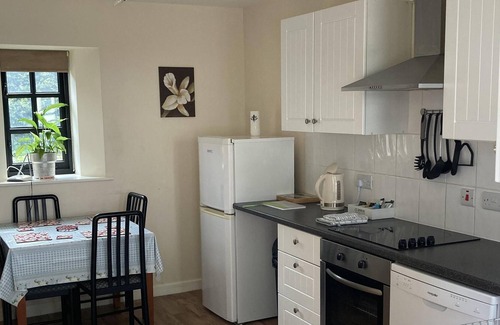 Heligan Hütte | Cottage-Superior-Eigenes Badezimmer-Blick auf den Hof-The Nest