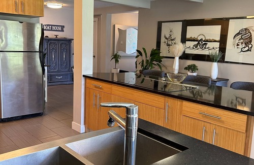 North Saanich Haus | đż âThe Nestâ Beautiful Property! Stylish 2 Bedroom Suite. Main Level of Home.