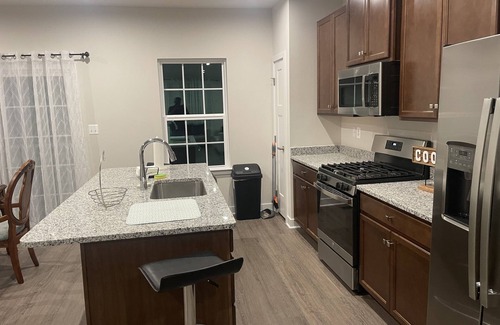 Rio Haus | The newly built townhouse 5 min away from the airport and a mile from stores