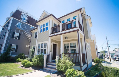 Yachting Village Haus | The Newport Lofts - 611 Thames Street