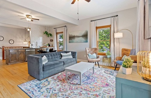 Hastings Wohnung | The Nininger Historic Apt - Walk to DT & River, King Bed, Pet Friendly