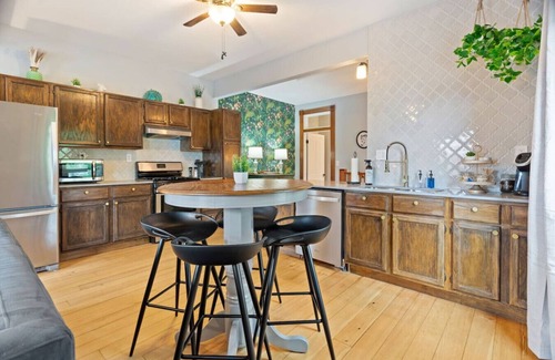 Hastings Wohnung | The Nininger Historic Apt - Walk to DT & River, King Bed, Pet Friendly