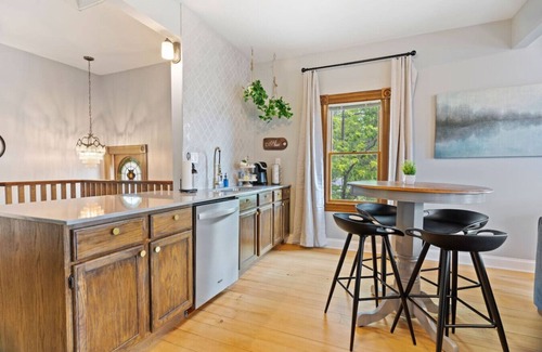 Hastings Wohnung | The Nininger Historic Apt - Walk to DT & River, King Bed, Pet Friendly