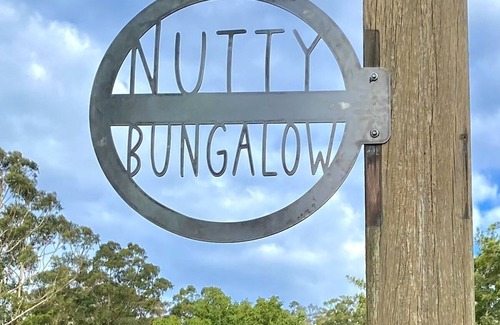 Urunga Hütte | Der nussige Bungalow ... auf einem Bio-Bauernhof am Strand.