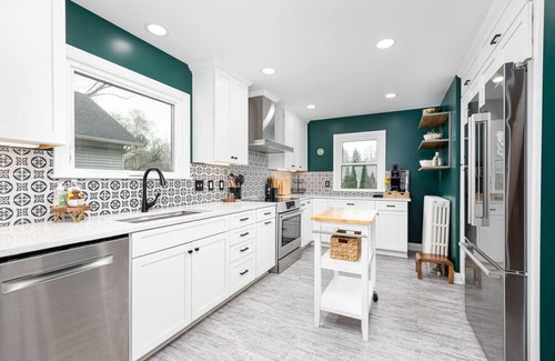 Perrysburg Haus | The Oak & Ivy / Walk Uptown!