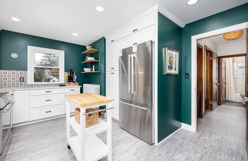 Perrysburg Haus | The Oak & Ivy / Walk Uptown!