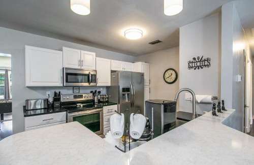 Gainesville Haus | The Oasis with New Salt Pool Close to Everything