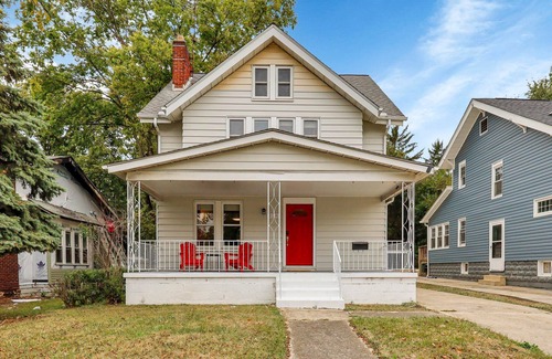 Clintonville Haus | The Ohio State of Mind 5BR 2BA