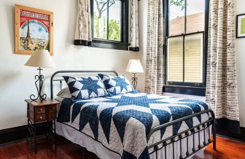 Mid-City Bed & Breakfast | The Okra Inn Carrollton - Beautiful 6BR, 4.5BA, Off-street Parking, Backyard