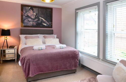 Winchester Haus | The Old Brewery Boardroom - Winchester City Centre - Unique Property - Free Parking - Sleeps 6 - by XPlus Stays