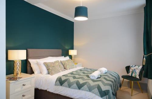 Winchester Haus | The Old Brewery Boardroom - Winchester City Centre - Unique Property - Free Parking - Sleeps 6 - by XPlus Stays