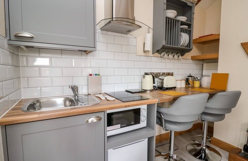 Tirabad Hütte | THE OLD COBBLERS SHOP, romantic, with hot tub in Llandrindod Wells