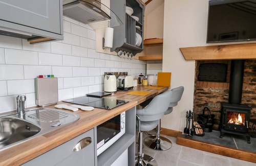 Tirabad Hütte | THE OLD COBBLERS SHOP, romantic, with hot tub in Llandrindod Wells