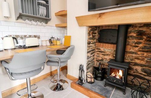 Tirabad Hütte | THE OLD COBBLERS SHOP, romantic, with hot tub in Llandrindod Wells