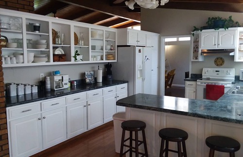 Macon Haus | The Old Farmhouse (family friendly house by the woods) easy access, near 45