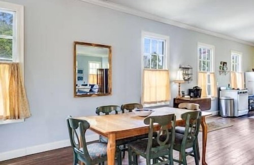 Breaux Bridge Wohnung | The Old Opera House Loft overlooks Downtown Breaux Bridge, sleeps 6