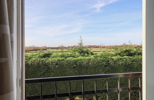 Great Hatfield Hütte | THE OLD STABLE, with a garden in Hornsea