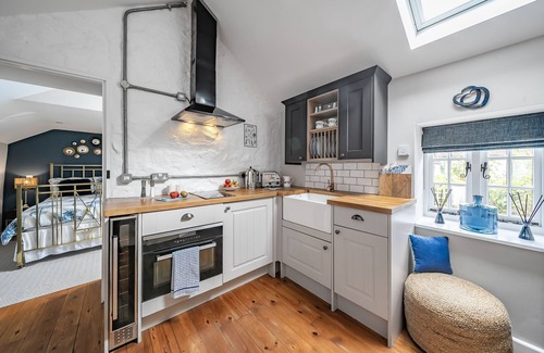 Charmouth Hütte | The Old Stables - sleeps 2 guests in 1 bedroom