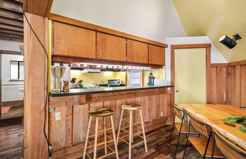 Bear Valley Kabine | The only Bear Valley lakefront + beachfront cabin with ski in-out access