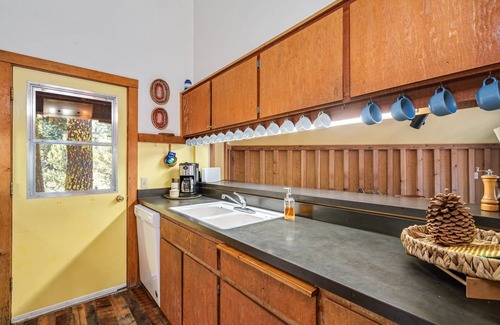 Bear Valley Kabine | The only Bear Valley lakefront + beachfront cabin with ski in-out access