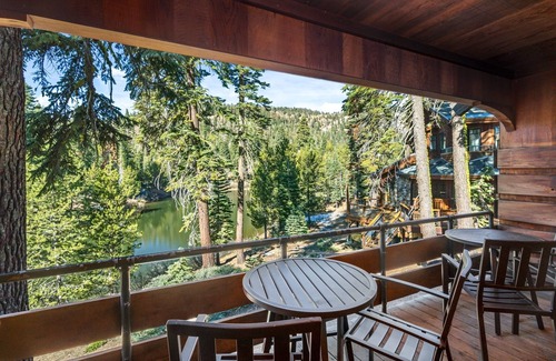 Bear Valley Kabine | The only Bear Valley lakefront + beachfront cabin with ski in-out access