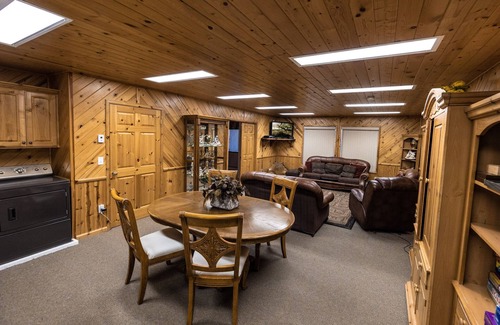 Mount Pleasant Haus | The Outback: w/Hot tub+Tennis