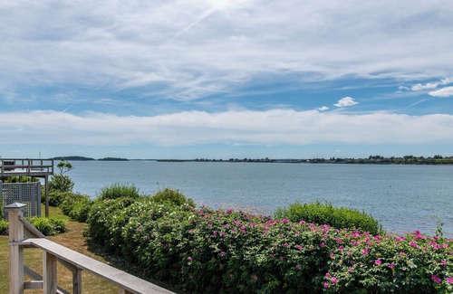 Mid-Coast and Islands Haus | The Overlook- Enjoy stunning sunsets from this well-appointed Bailey Isl home