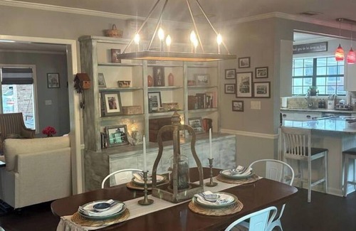 Laurel Haus | The Parker House-Stylish 3 Bedroom 2.5 miles to Downtown Laurel-NEW LISTING