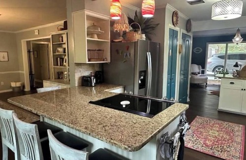 Laurel Haus | The Parker House-Stylish 3 Bedroom 2.5 miles to Downtown Laurel-NEW LISTING