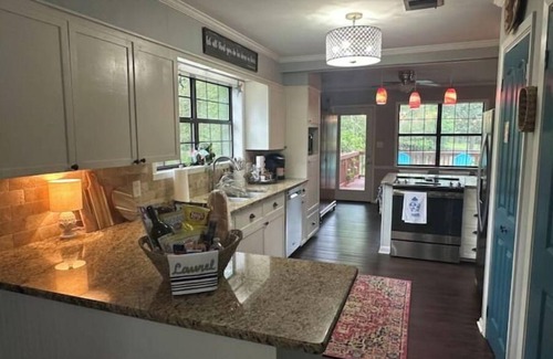 Laurel Haus | The Parker House-Stylish 3 Bedroom 2.5 miles to Downtown Laurel-NEW LISTING