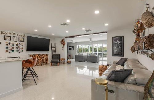 River Isles Haus | The Pearl - Pool W Screen On Canal - Boat Rental