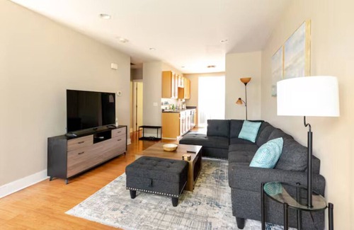 Downtown Akron Wohnung | The Penny Lane Suite