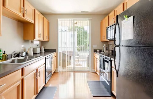 Downtown Akron Wohnung | The Penny Lane Suite