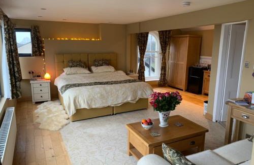 Bowness-on-Windermere Haus | The Penthouse Bowness Tranquil Loft Jacuzzi Bath & Complimentary Cascades Spa Membership