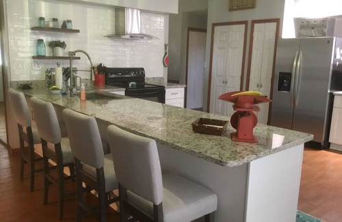 Deltona Lakes Haus | Die perfekte Ausgangsbasis für die Erkundung von Florida! 3BR, 2BA Executive Haus mit Pool